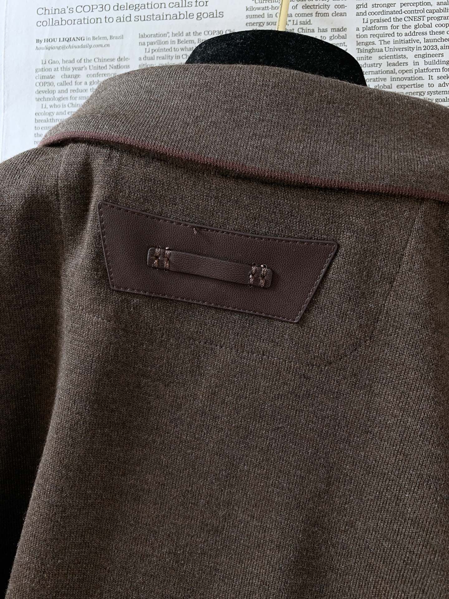Berluti 伯鲁蒂 2026FW秋冬新品 半拉链长袖Polo,男士衣柜里的高阶刚需单品。 甄选高定混纺针织料子,上 Berluti 伯鲁蒂 2026FW秋冬新品 半拉链长袖Polo,男士衣柜里的高阶刚需单品。 甄选高定混纺针织料子,上