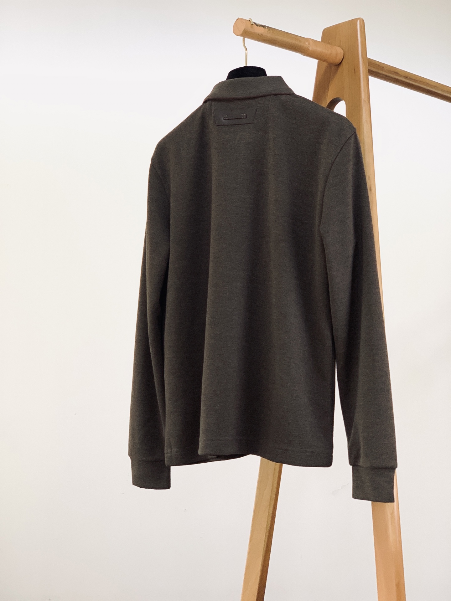 Berluti 伯鲁蒂 2026FW秋冬新品 半拉链长袖Polo,男士衣柜里的高阶刚需单品。 甄选高定混纺针织料子,上 Berluti 伯鲁蒂 2026FW秋冬新品 半拉链长袖Polo,男士衣柜里的高阶刚需单品。 甄选高定混纺针织料子,上