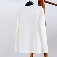 Prada 普拉达 2026FW早秋新品 经典三角标长袖打底衫。甄选高弹针织面料,摸上去软糯又有筋骨,上身不贴身不臃肿 Prada 普拉达 2026FW早秋新品 经典三角标长袖打底衫。甄选高弹针织面料,摸上去软糯又有筋骨,上身不贴身不臃肿