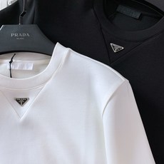 Prada 普拉达 2026FW早秋新品 经典三角标长袖打底衫。甄选高弹针织面料,摸上去软糯又有筋骨,上身不贴身不臃肿 Prada 普拉达 2026FW早秋新品 经典三角标长袖打底衫。甄选高弹针织面料,摸上去软糯又有筋骨,上身不贴身不臃肿