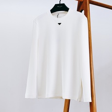 Prada 普拉达 2026FW早秋新品 经典三角标长袖打底衫。甄选高弹针织面料,摸上去软糯又有筋骨,上身不贴身不臃肿 Prada 普拉达 2026FW早秋新品 经典三角标长袖打底衫。甄选高弹针织面料,摸上去软糯又有筋骨,上身不贴身不臃肿