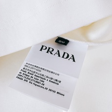 Prada 普拉达 2026FW早秋新品 经典三角标长袖打底衫。甄选高弹针织面料,摸上去软糯又有筋骨,上身不贴身不臃肿 Prada 普拉达 2026FW早秋新品 经典三角标长袖打底衫。甄选高弹针织面料,摸上去软糯又有筋骨,上身不贴身不臃肿