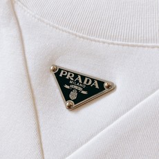Prada 普拉达 2026FW早秋新品 经典三角标长袖打底衫。甄选高弹针织面料,摸上去软糯又有筋骨,上身不贴身不臃肿 Prada 普拉达 2026FW早秋新品 经典三角标长袖打底衫。甄选高弹针织面料,摸上去软糯又有筋骨,上身不贴身不臃肿