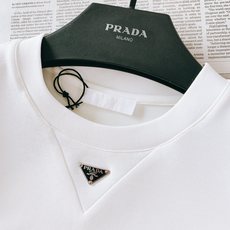 Prada 普拉达 2026FW早秋新品 经典三角标长袖打底衫。甄选高弹针织面料,摸上去软糯又有筋骨,上身不贴身不臃肿 Prada 普拉达 2026FW早秋新品 经典三角标长袖打底衫。甄选高弹针织面料,摸上去软糯又有筋骨,上身不贴身不臃肿