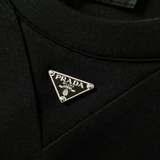 Prada 普拉达 2026FW早秋新品 经典三角标长袖打底衫。甄选高弹针织面料,摸上去软糯又有筋骨,上身不贴身不臃肿 Prada 普拉达 2026FW早秋新品 经典三角标长袖打底衫。甄选高弹针织面料,摸上去软糯又有筋骨,上身不贴身不臃肿