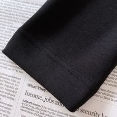 Prada 普拉达 2026FW早秋新品 经典三角标长袖打底衫。甄选高弹针织面料,摸上去软糯又有筋骨,上身不贴身不臃肿 Prada 普拉达 2026FW早秋新品 经典三角标长袖打底衫。甄选高弹针织面料,摸上去软糯又有筋骨,上身不贴身不臃肿