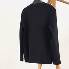 Prada 普拉达 2026FW早秋新品 经典三角标长袖打底衫。甄选高弹针织面料,摸上去软糯又有筋骨,上身不贴身不臃肿 Prada 普拉达 2026FW早秋新品 经典三角标长袖打底衫。甄选高弹针织面料,摸上去软糯又有筋骨,上身不贴身不臃肿