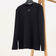 Prada 普拉达 2026FW早秋新品 经典三角标长袖打底衫。甄选高弹针织面料,摸上去软糯又有筋骨,上身不贴身不臃肿 Prada 普拉达 2026FW早秋新品 经典三角标长袖打底衫。甄选高弹针织面料,摸上去软糯又有筋骨,上身不贴身不臃肿