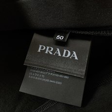 Prada 普拉达 2026FW早秋新品 经典三角标长袖打底衫。甄选高弹针织面料,摸上去软糯又有筋骨,上身不贴身不臃肿 Prada 普拉达 2026FW早秋新品 经典三角标长袖打底衫。甄选高弹针织面料,摸上去软糯又有筋骨,上身不贴身不臃肿