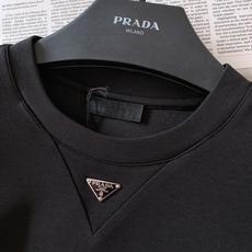 Prada 普拉达 2026FW早秋新品 经典三角标长袖打底衫。甄选高弹针织面料,摸上去软糯又有筋骨,上身不贴身不臃肿 Prada 普拉达 2026FW早秋新品 经典三角标长袖打底衫。甄选高弹针织面料,摸上去软糯又有筋骨,上身不贴身不臃肿