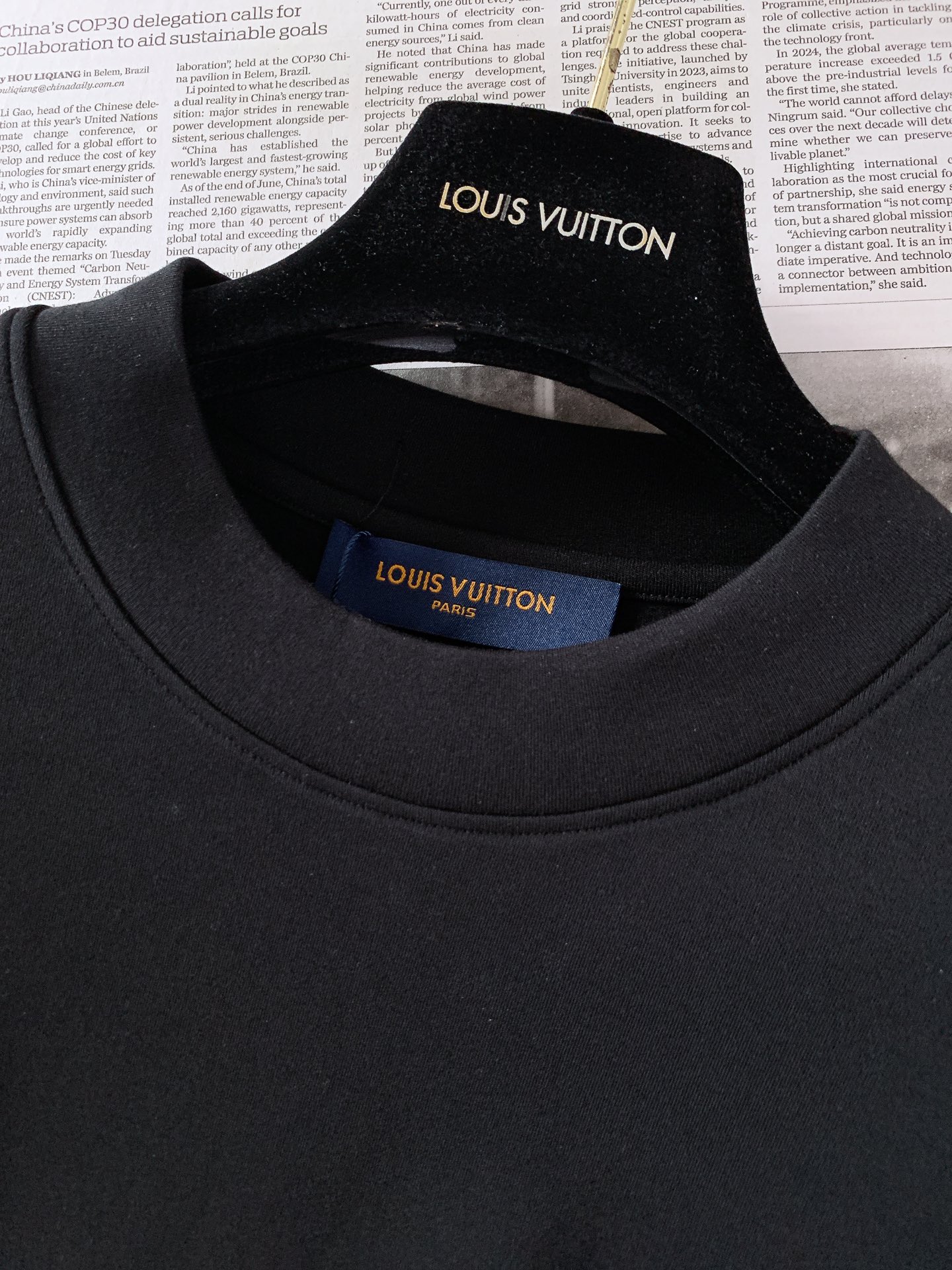 LouisVuitton 路易威登 2026FW早秋新品 圆领刺绣打底T恤👕甄选精梳针织料子,手感软糯细腻,垂感很好上身 LouisVuitton 路易威登 2026FW早秋新品 圆领刺绣打底T恤👕甄选精梳针织料子,手感软糯细腻,垂感很好上身