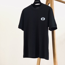 LouisVuitton 路易威登 2026FW早秋新品 圆领刺绣打底T恤👕甄选精梳针织料子,手感软糯细腻,垂感很好上身 LouisVuitton 路易威登 2026FW早秋新品 圆领刺绣打底T恤👕甄选精梳针织料子,手感软糯细腻,垂感很好上身