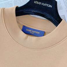 LouisVuitton 路易威登 2026FW早秋新品 圆领刺绣打底T恤👕甄选精梳针织料子,手感软糯细腻,垂感很好上身 LouisVuitton 路易威登 2026FW早秋新品 圆领刺绣打底T恤👕甄选精梳针织料子,手感软糯细腻,垂感很好上身
