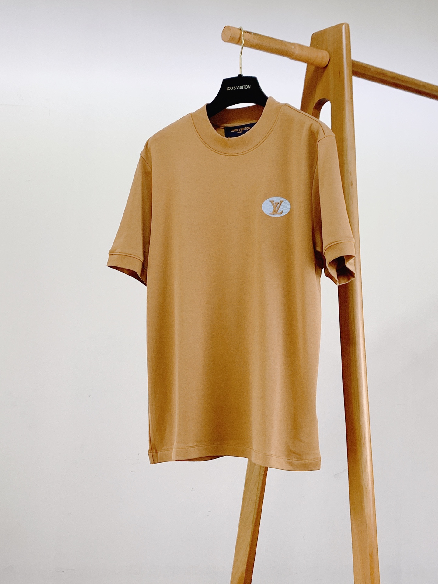 LouisVuitton 路易威登 2026FW早秋新品 圆领刺绣打底T恤👕甄选精梳针织料子,手感软糯细腻,垂感很好上身 LouisVuitton 路易威登 2026FW早秋新品 圆领刺绣打底T恤👕甄选精梳针织料子,手感软糯细腻,垂感很好上身