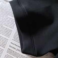Prada 普拉达 2026FW早秋新品 行走小人刺绣半高领T恤👕高支针织料子手感真的绝,软糯垂顺,上身自带高级哑光质感 Prada 普拉达 2026FW早秋新品 行走小人刺绣半高领T恤👕高支针织料子手感真的绝,软糯垂顺,上身自带高级哑光质感