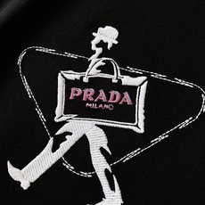 Prada 普拉达 2026FW早秋新品 行走小人刺绣半高领T恤👕高支针织料子手感真的绝,软糯垂顺,上身自带高级哑光质感 Prada 普拉达 2026FW早秋新品 行走小人刺绣半高领T恤👕高支针织料子手感真的绝,软糯垂顺,上身自带高级哑光质感
