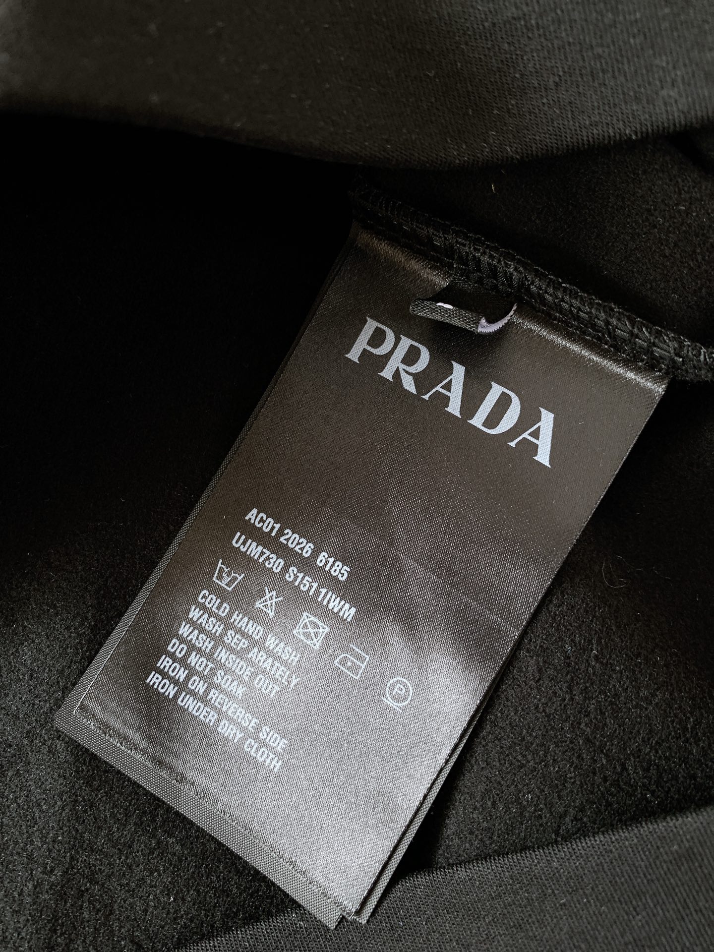Prada 普拉达 2026FW早秋新品 行走小人刺绣半高领T恤👕高支针织料子手感真的绝,软糯垂顺,上身自带高级哑光质感 Prada 普拉达 2026FW早秋新品 行走小人刺绣半高领T恤👕高支针织料子手感真的绝,软糯垂顺,上身自带高级哑光质感
