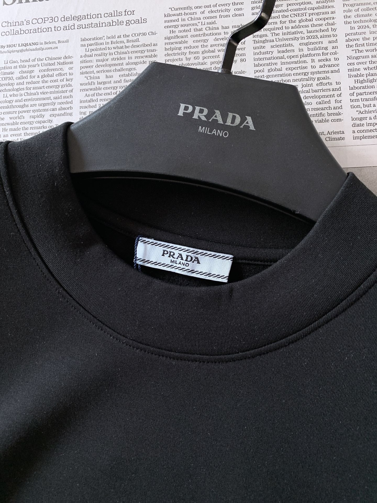 Prada 普拉达 2026FW早秋新品 行走小人刺绣半高领T恤👕高支针织料子手感真的绝,软糯垂顺,上身自带高级哑光质感 Prada 普拉达 2026FW早秋新品 行走小人刺绣半高领T恤👕高支针织料子手感真的绝,软糯垂顺,上身自带高级哑光质感