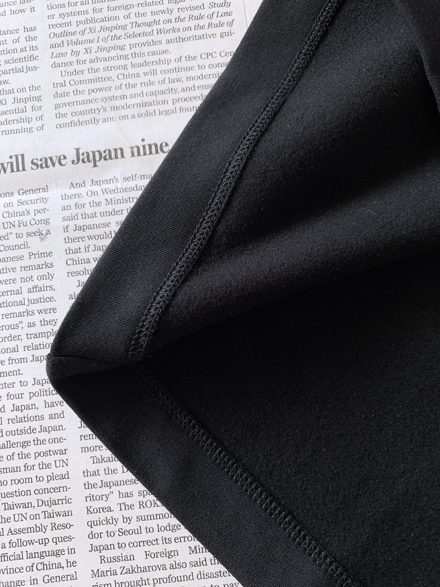 Prada 普拉达 2026FW早秋新品 行走小人刺绣半高领T恤👕高支针织料子手感真的绝,软糯垂顺,上身自带高级哑光质感 Prada 普拉达 2026FW早秋新品 行走小人刺绣半高领T恤👕高支针织料子手感真的绝,软糯垂顺,上身自带高级哑光质感