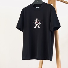 Prada 普拉达 2026FW早秋新品 行走小人刺绣半高领T恤👕高支针织料子手感真的绝,软糯垂顺,上身自带高级哑光质感 Prada 普拉达 2026FW早秋新品 行走小人刺绣半高领T恤👕高支针织料子手感真的绝,软糯垂顺,上身自带高级哑光质感