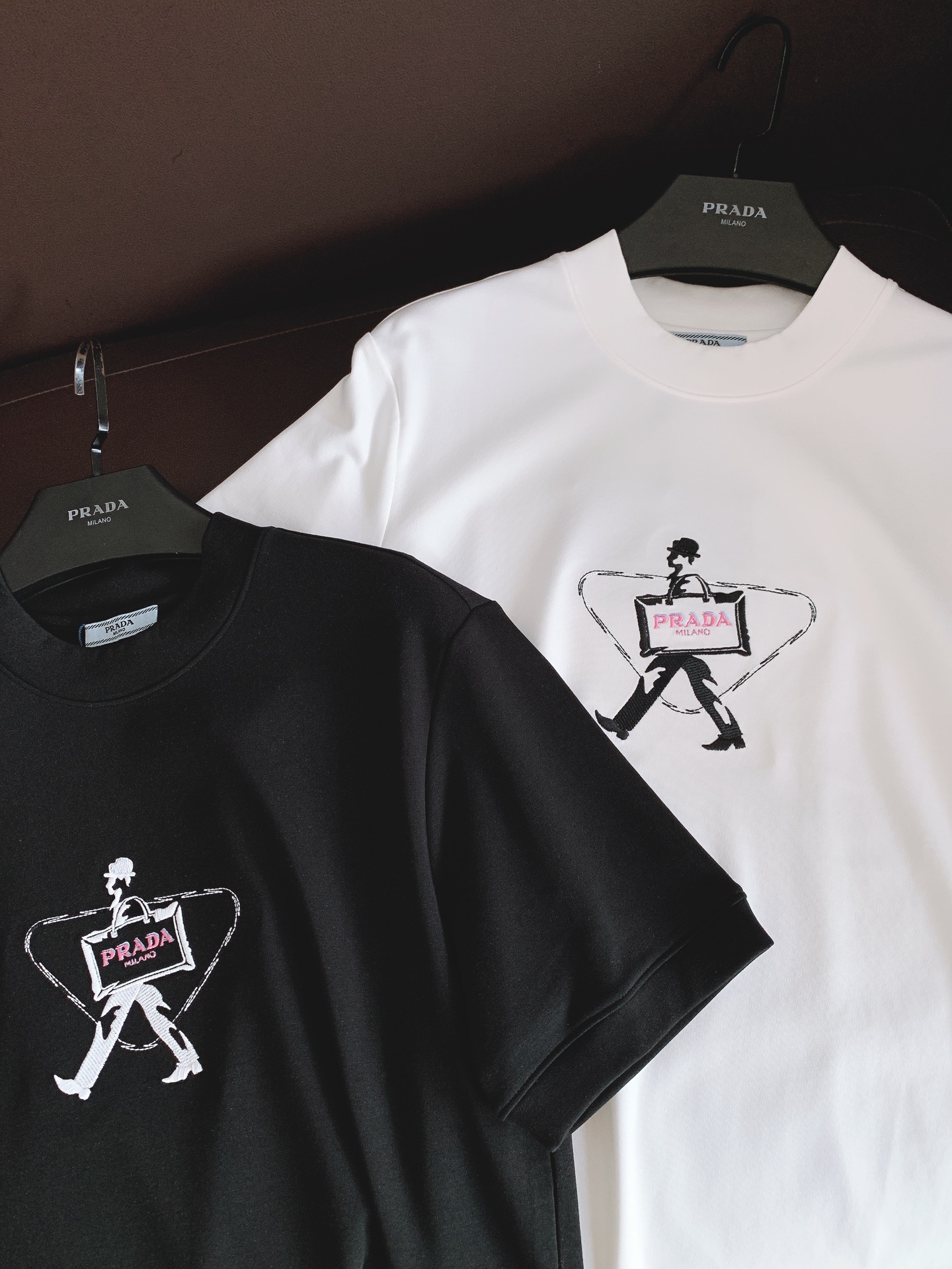 Prada 普拉达 2026FW早秋新品 行走小人刺绣半高领T恤👕高支针织料子手感真的绝,软糯垂顺,上身自带高级哑光质感 Prada 普拉达 2026FW早秋新品 行走小人刺绣半高领T恤👕高支针织料子手感真的绝,软糯垂顺,上身自带高级哑光质感
