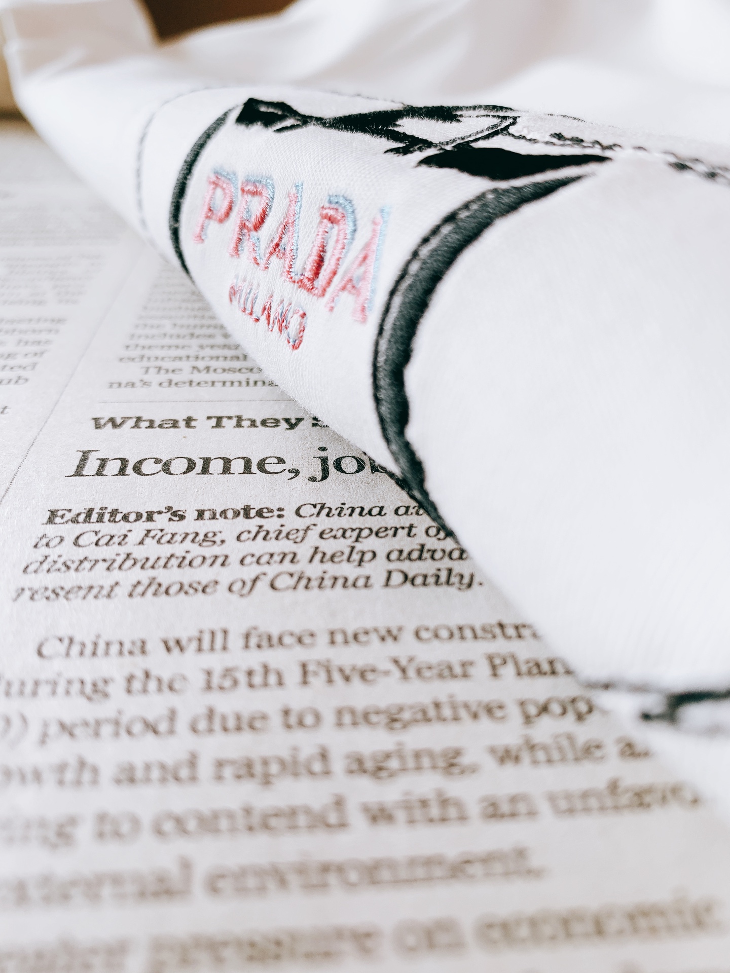 Prada 普拉达 2026FW早秋新品 行走小人刺绣半高领T恤👕高支针织料子手感真的绝,软糯垂顺,上身自带高级哑光质感 Prada 普拉达 2026FW早秋新品 行走小人刺绣半高领T恤👕高支针织料子手感真的绝,软糯垂顺,上身自带高级哑光质感