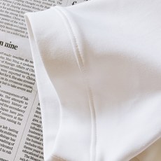 Prada 普拉达 2026FW早秋新品 行走小人刺绣半高领T恤👕高支针织料子手感真的绝,软糯垂顺,上身自带高级哑光质感 Prada 普拉达 2026FW早秋新品 行走小人刺绣半高领T恤👕高支针织料子手感真的绝,软糯垂顺,上身自带高级哑光质感