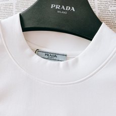 Prada 普拉达 2026FW早秋新品 行走小人刺绣半高领T恤👕高支针织料子手感真的绝,软糯垂顺,上身自带高级哑光质感 Prada 普拉达 2026FW早秋新品 行走小人刺绣半高领T恤👕高支针织料子手感真的绝,软糯垂顺,上身自带高级哑光质感