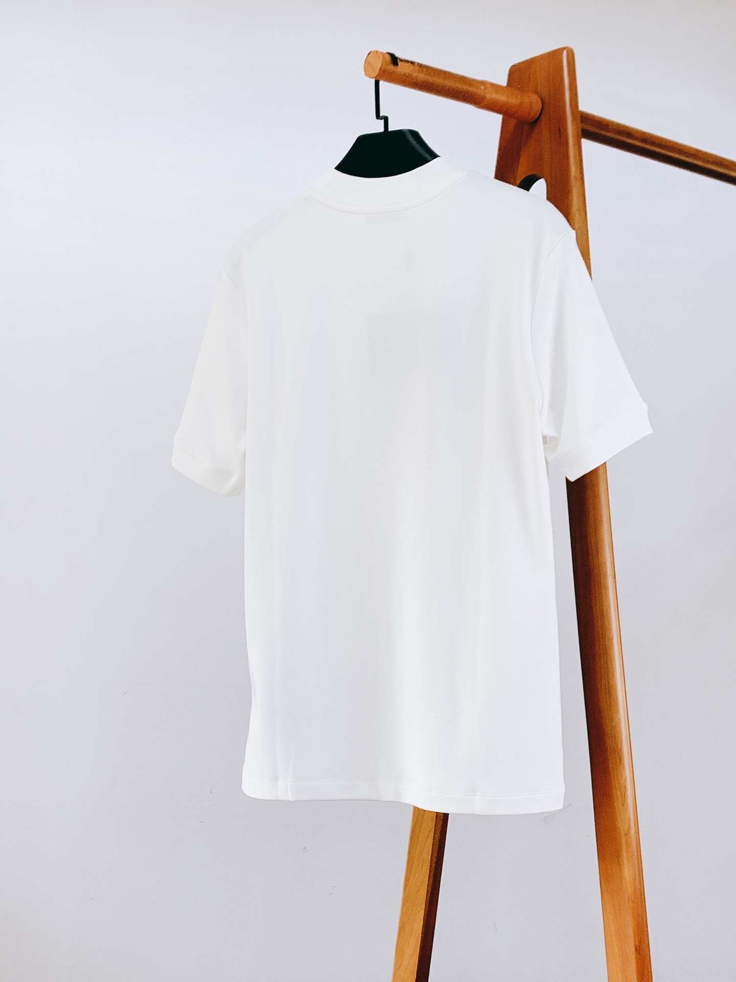 Prada 普拉达 2026FW早秋新品 行走小人刺绣半高领T恤👕高支针织料子手感真的绝,软糯垂顺,上身自带高级哑光质感 Prada 普拉达 2026FW早秋新品 行走小人刺绣半高领T恤👕高支针织料子手感真的绝,软糯垂顺,上身自带高级哑光质感