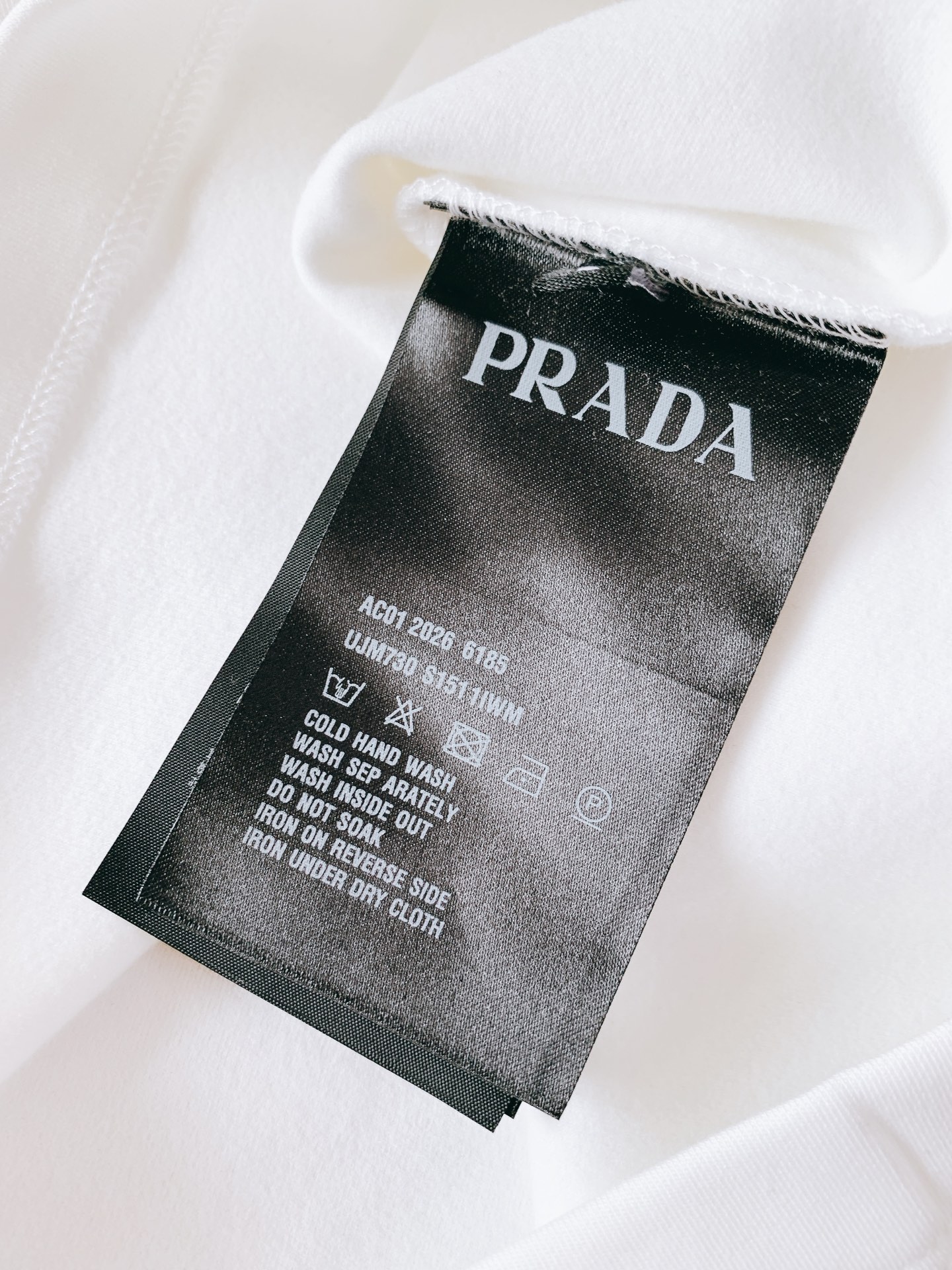 Prada 普拉达 2026FW早秋新品 行走小人刺绣半高领T恤👕高支针织料子手感真的绝,软糯垂顺,上身自带高级哑光质感 Prada 普拉达 2026FW早秋新品 行走小人刺绣半高领T恤👕高支针织料子手感真的绝,软糯垂顺,上身自带高级哑光质感