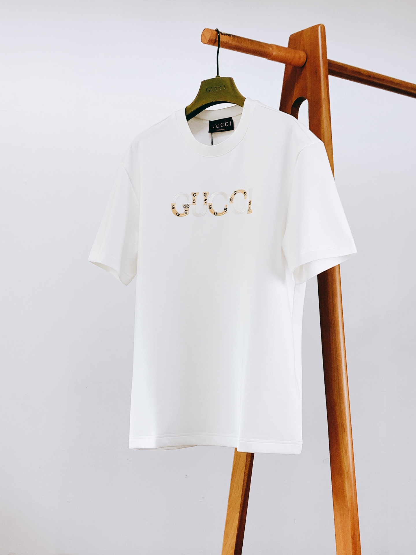 Gucci 古驰 2026FW早秋新品 重磅刺绣打底T恤👕甄选莫斯3D棉,手感厚实软糯,上身自带垂感,不贴身不臃肿。胸前 Gucci 古驰 2026FW早秋新品 重磅刺绣打底T恤👕甄选莫斯3D棉,手感厚实软糯,上身自带垂感,不贴身不臃肿。胸前