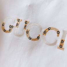 Gucci 古驰 2026FW早秋新品 重磅刺绣打底T恤👕甄选莫斯3D棉,手感厚实软糯,上身自带垂感,不贴身不臃肿。胸前 Gucci 古驰 2026FW早秋新品 重磅刺绣打底T恤👕甄选莫斯3D棉,手感厚实软糯,上身自带垂感,不贴身不臃肿。胸前