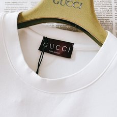 Gucci 古驰 2026FW早秋新品 重磅刺绣打底T恤👕甄选莫斯3D棉,手感厚实软糯,上身自带垂感,不贴身不臃肿。胸前 Gucci 古驰 2026FW早秋新品 重磅刺绣打底T恤👕甄选莫斯3D棉,手感厚实软糯,上身自带垂感,不贴身不臃肿。胸前