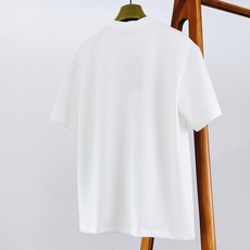 Gucci 古驰 2026FW早秋新品 重磅刺绣打底T恤👕甄选莫斯3D棉,手感厚实软糯,上身自带垂感,不贴身不臃肿。胸前 Gucci 古驰 2026FW早秋新品 重磅刺绣打底T恤👕甄选莫斯3D棉,手感厚实软糯,上身自带垂感,不贴身不臃肿。胸前