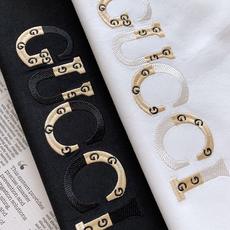Gucci 古驰 2026FW早秋新品 重磅刺绣打底T恤👕甄选莫斯3D棉,手感厚实软糯,上身自带垂感,不贴身不臃肿。胸前 Gucci 古驰 2026FW早秋新品 重磅刺绣打底T恤👕甄选莫斯3D棉,手感厚实软糯,上身自带垂感,不贴身不臃肿。胸前