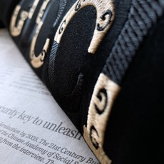 Gucci 古驰 2026FW早秋新品 重磅刺绣打底T恤👕甄选莫斯3D棉,手感厚实软糯,上身自带垂感,不贴身不臃肿。胸前 Gucci 古驰 2026FW早秋新品 重磅刺绣打底T恤👕甄选莫斯3D棉,手感厚实软糯,上身自带垂感,不贴身不臃肿。胸前