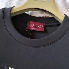 Gucci 古驰 2026FW早秋新品 重磅刺绣打底T恤👕甄选莫斯3D棉,手感厚实软糯,上身自带垂感,不贴身不臃肿。胸前 Gucci 古驰 2026FW早秋新品 重磅刺绣打底T恤👕甄选莫斯3D棉,手感厚实软糯,上身自带垂感,不贴身不臃肿。胸前