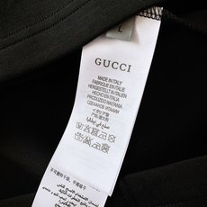 Gucci 古驰 2026FW早秋新品 重磅刺绣打底T恤👕甄选莫斯3D棉,手感厚实软糯,上身自带垂感,不贴身不臃肿。胸前 Gucci 古驰 2026FW早秋新品 重磅刺绣打底T恤👕甄选莫斯3D棉,手感厚实软糯,上身自带垂感,不贴身不臃肿。胸前