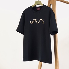 Gucci 古驰 2026FW早秋新品 重磅刺绣打底T恤👕甄选莫斯3D棉,手感厚实软糯,上身自带垂感,不贴身不臃肿。胸前 Gucci 古驰 2026FW早秋新品 重磅刺绣打底T恤👕甄选莫斯3D棉,手感厚实软糯,上身自带垂感,不贴身不臃肿。胸前