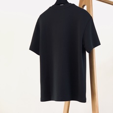 Gucci 古驰 2026FW早秋新品 重磅刺绣打底T恤👕甄选莫斯3D棉,手感厚实软糯,上身自带垂感,不贴身不臃肿。胸前 Gucci 古驰 2026FW早秋新品 重磅刺绣打底T恤👕甄选莫斯3D棉,手感厚实软糯,上身自带垂感,不贴身不臃肿。胸前