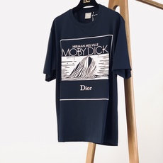 Dior Homme 迪奥·桀傲 2026FW秋冬新品 白鲸🐳刺绣T恤 甄选100%高支纯棉面料,触感细腻软糯,透气亲肤 Dior Homme 迪奥·桀傲 2026FW秋冬新品 白鲸🐳刺绣T恤 甄选100%高支纯棉面料,触感细腻软糯,透气亲肤