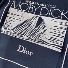 Dior Homme 迪奥·桀傲 2026FW秋冬新品 白鲸🐳刺绣T恤 甄选100%高支纯棉面料,触感细腻软糯,透气亲肤 Dior Homme 迪奥·桀傲 2026FW秋冬新品 白鲸🐳刺绣T恤 甄选100%高支纯棉面料,触感细腻软糯,透气亲肤