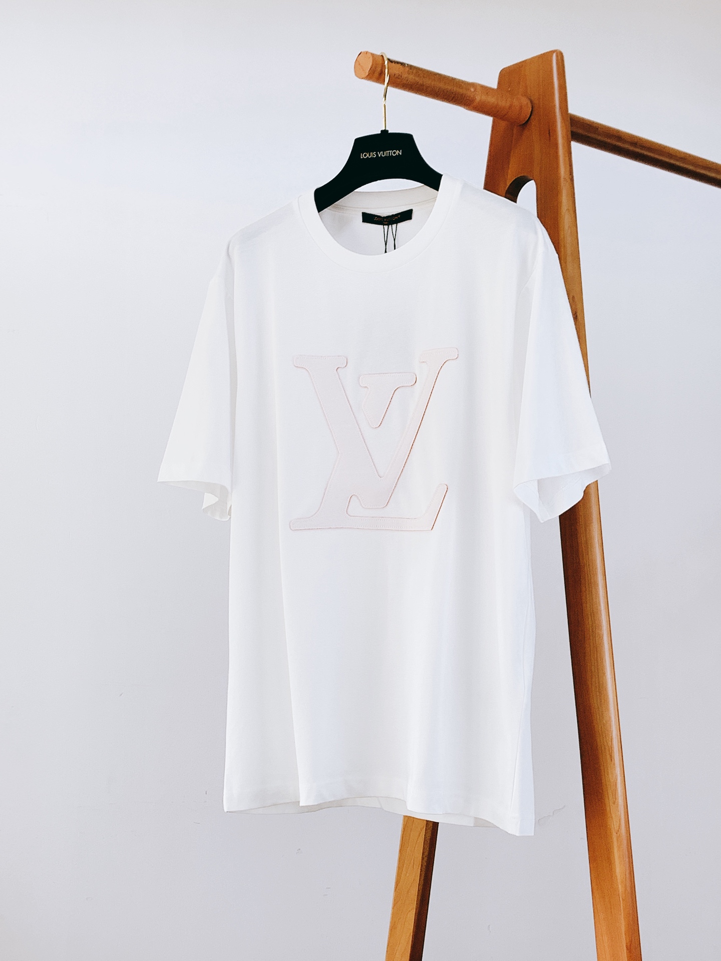 LouisVuitton 路易威登 2026FW早秋新品 激光切割标识短袖T恤👕 甄选高支精梳棉质针织面料，触感软糯细腻