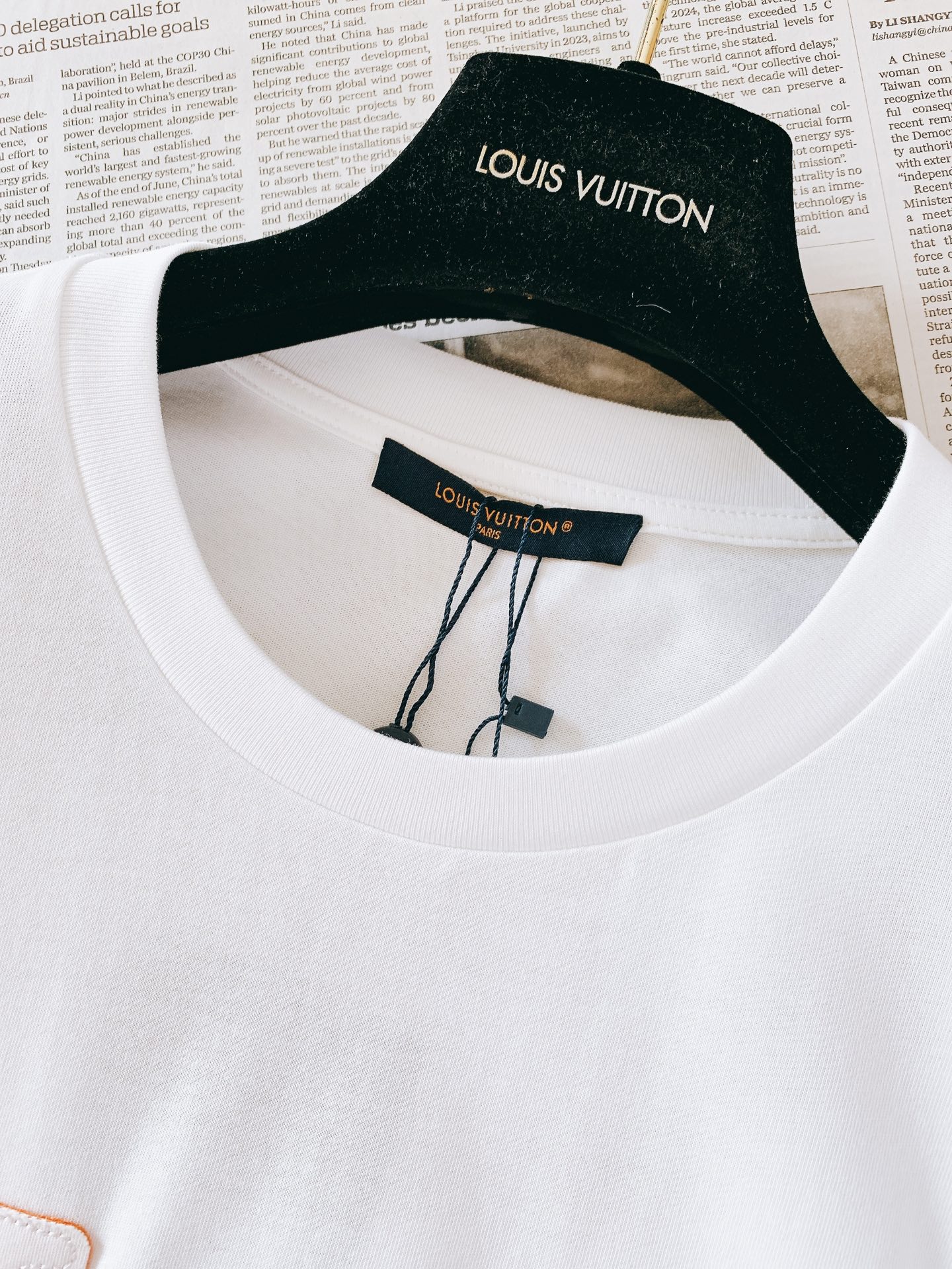 LouisVuitton 路易威登 2026FW早秋新品 激光切割标识短袖T恤👕 甄选高支精梳棉质针织面料,触感软糯细腻 LouisVuitton 路易威登 2026FW早秋新品 激光切割标识短袖T恤👕 甄选高支精梳棉质针织面料,触感软糯细腻
