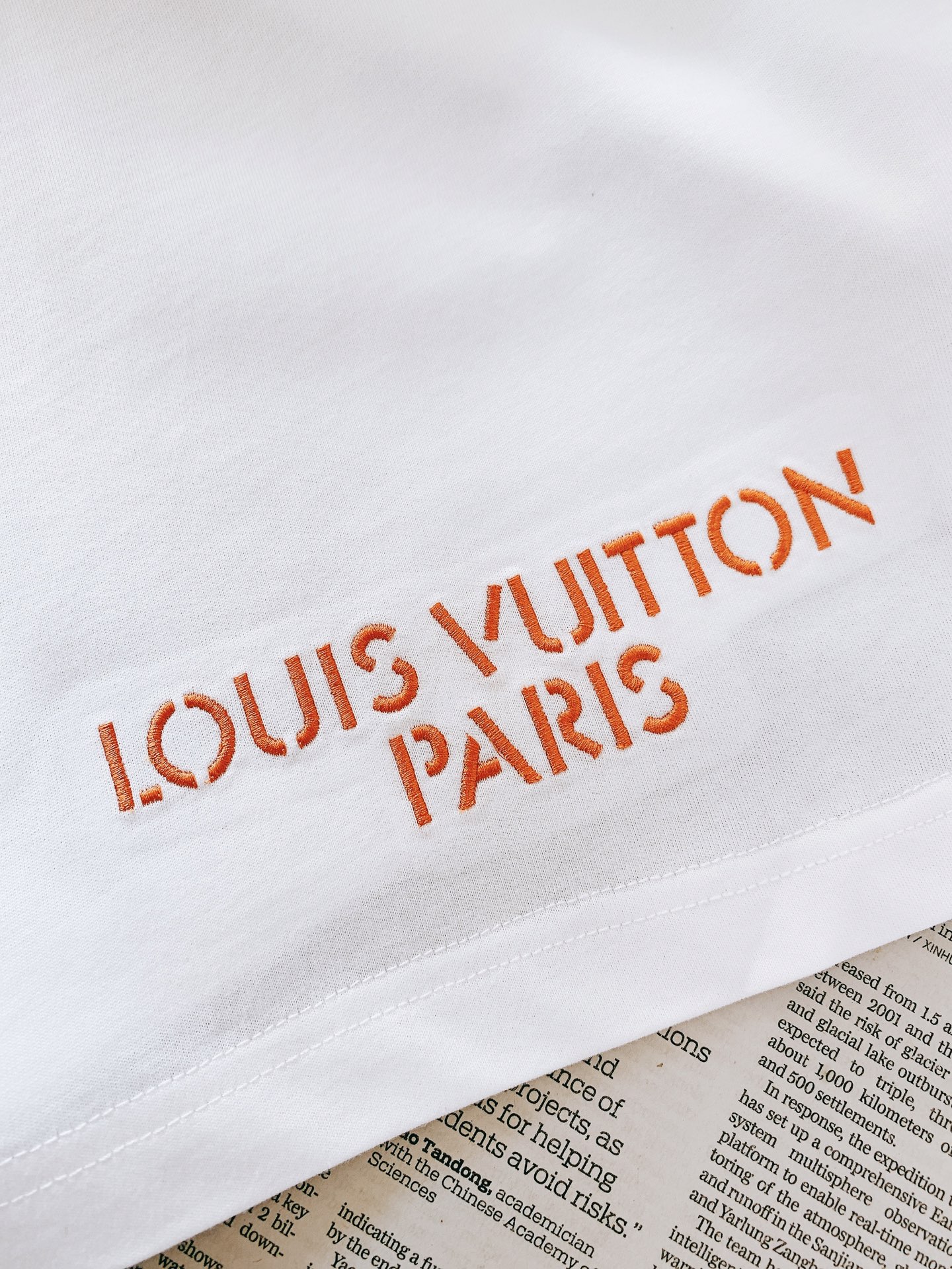 LouisVuitton 路易威登 2026FW早秋新品 激光切割标识短袖T恤👕 甄选高支精梳棉质针织面料,触感软糯细腻 LouisVuitton 路易威登 2026FW早秋新品 激光切割标识短袖T恤👕 甄选高支精梳棉质针织面料,触感软糯细腻