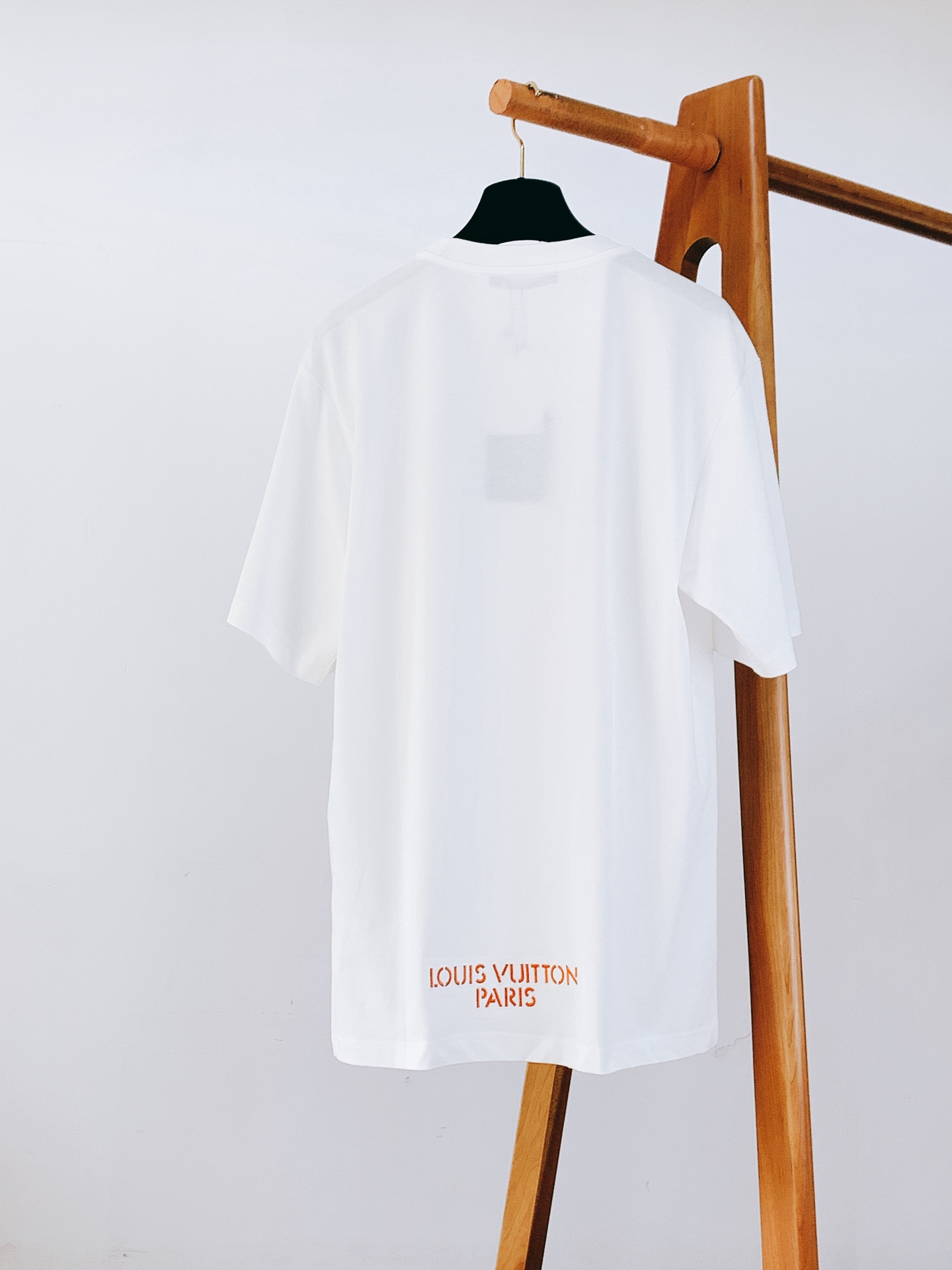 LouisVuitton 路易威登 2026FW早秋新品 激光切割标识短袖T恤👕 甄选高支精梳棉质针织面料,触感软糯细腻 LouisVuitton 路易威登 2026FW早秋新品 激光切割标识短袖T恤👕 甄选高支精梳棉质针织面料,触感软糯细腻