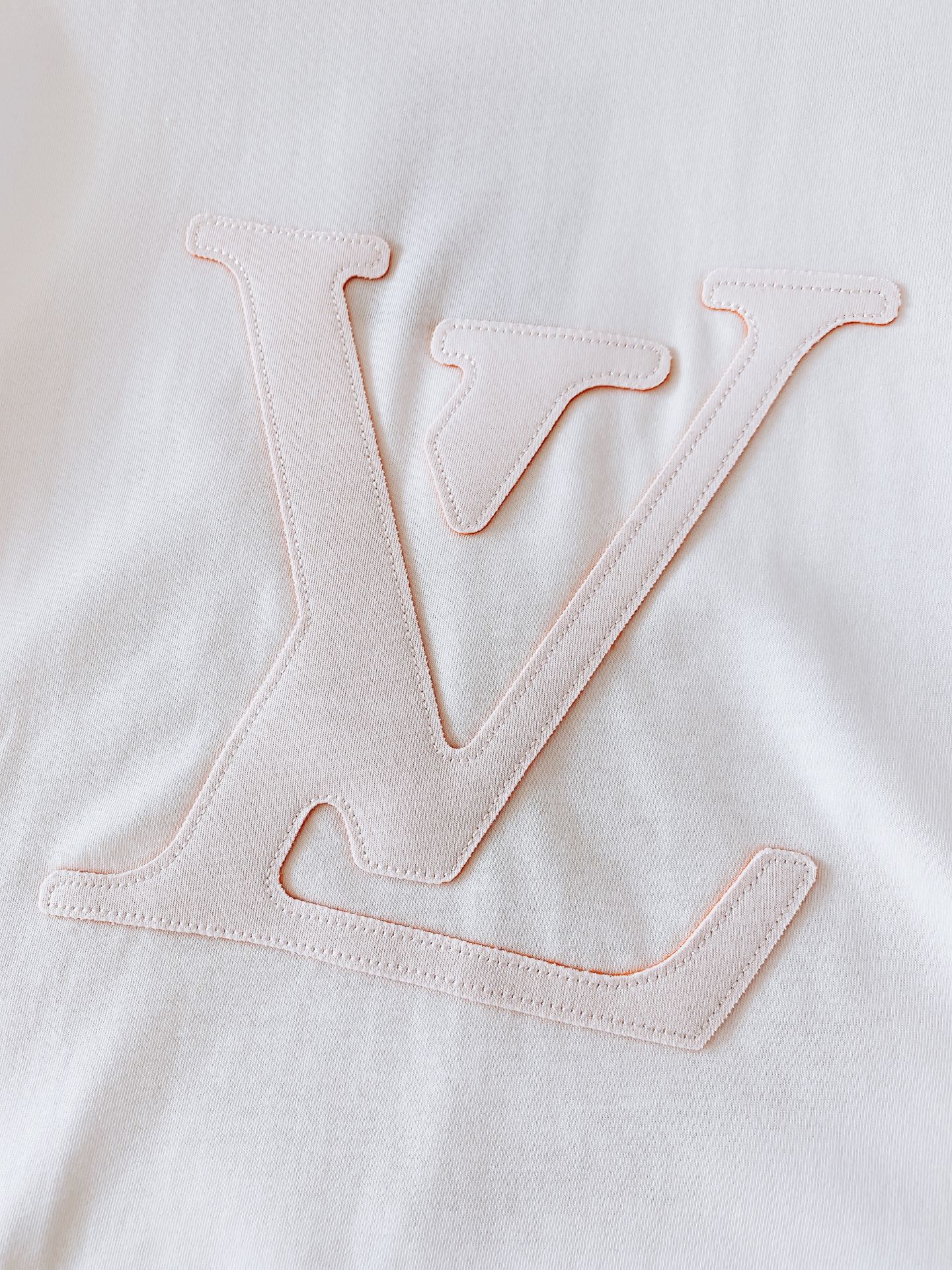 LouisVuitton 路易威登 2026FW早秋新品 激光切割标识短袖T恤👕 甄选高支精梳棉质针织面料,触感软糯细腻 LouisVuitton 路易威登 2026FW早秋新品 激光切割标识短袖T恤👕 甄选高支精梳棉质针织面料,触感软糯细腻