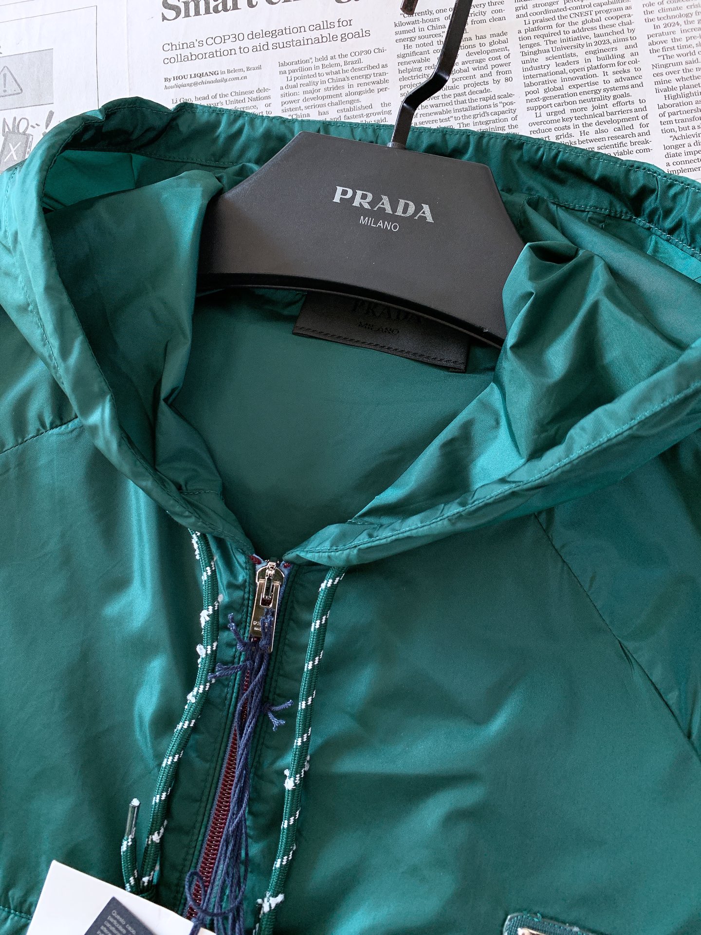 Prada 普拉达 连帽尼龙外套🥼 采用品牌经典Re-Nylon再生尼龙面料，质地轻薄顺滑，自带防风抗小雨的实用属性，触