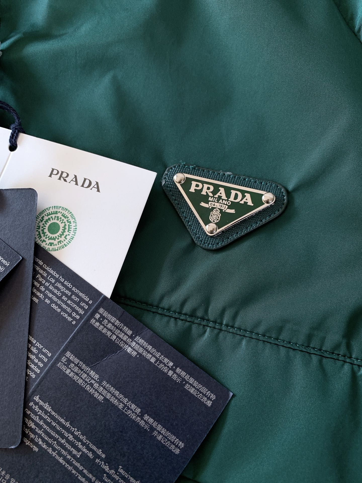 Prada 普拉达 连帽尼龙外套🥼 采用品牌经典Re-Nylon再生尼龙面料，质地轻薄顺滑，自带防风抗小雨的实用属性，触