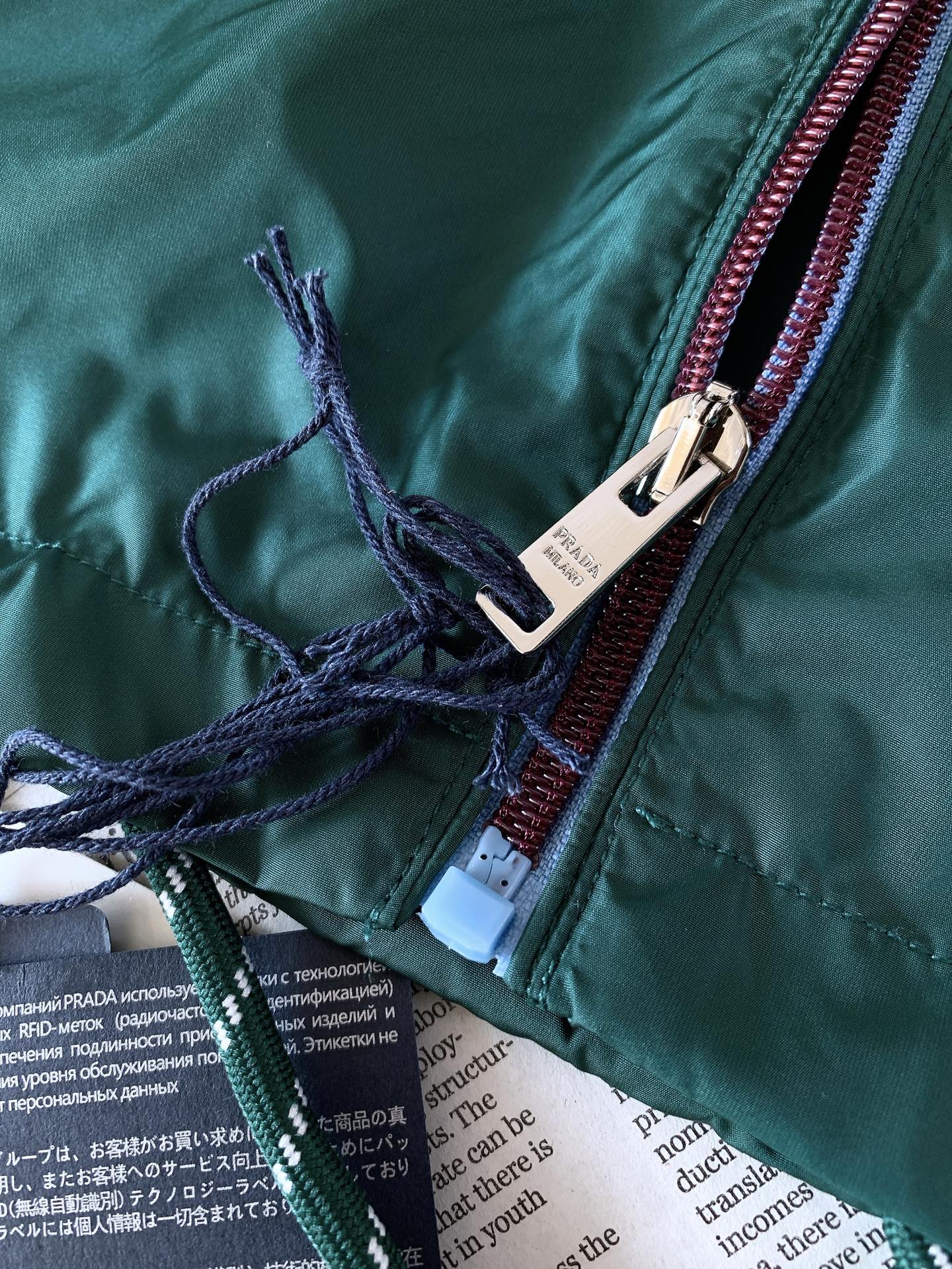 Prada 普拉达 连帽尼龙外套🥼 采用品牌经典Re-Nylon再生尼龙面料，质地轻薄顺滑，自带防风抗小雨的实用属性，触